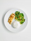 Quick miso cod with edamame salad — Stock Photo