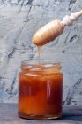 Греческий мед наливают — стоковое фото