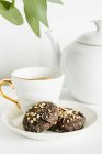 Primo piano di deliziosi biscotti al cioccolato con mandorle — Foto stock