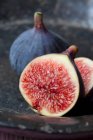 Organic figs, whole and halved (close up) — Stock Photo