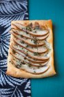 Blue cheese, pear, and thyme tart — Stock Photo