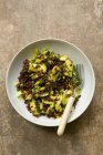 Салат з червоного рису, кабачків та білокачанної капусти — стокове фото