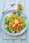 Vegetable noodle and asparagus salad with honey-mustard dressing — Stock Photo