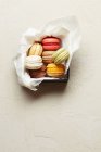 Цветные печенье макарон в форме смайликов улыбки — стоковое фото