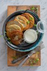 Kartoffeln und Zucchini-Pfannkuchen mit Joghurtsoße im Glas — Stockfoto