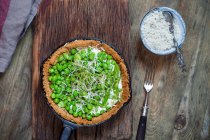 A flour-free spring tart with steamed asparagus, peas, goat's cheese, cress and Parmesan — Stock Photo