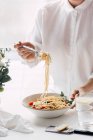 Spaghetti mit Kirschtomaten, Rucola und Parmesan — Stockfoto