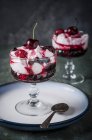 Сливки с ягодами и вишней в бокалах для десерта — стоковое фото