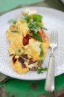 Une omelette aux olives et au bacon — Photo de stock