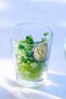 Gazpacho verde en un vaso - foto de stock