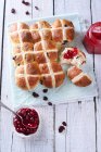 Hot cross buns (Easter buns, England) with jam — Stock Photo