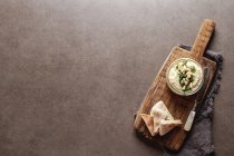 Klassischer Hummus mit Kräutern, Olivenöl im Glas und Lavasch, Traditionelle Küche des Nahen Ostens — Stockfoto