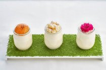 Un trio de desserts dans des verres — Photo de stock