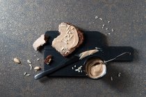 Pan de chocolate con crema de almendras - foto de stock