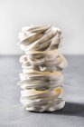 Pilha de redemoinho merengue branco — Fotografia de Stock
