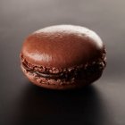 Крупным планом вкусный шоколадный макарон — стоковое фото