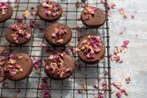 Biscuits au chocolat aux pétales de rose séchés — Photo de stock