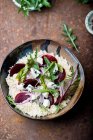 Salade de couscous aux betteraves, roquette et fromage bleu — Photo de stock
