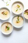 Zuppa di zucca fatta in casa con crostini, prezzemolo e aglio su sfondo chiaro, vista dall'alto — Foto stock