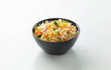 Arroz chino con huevo y verduras, un tazón azul - foto de stock