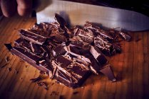 Primer plano de delicioso chocolate picado - foto de stock
