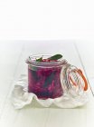 Col roja fermentada lacto con hojas de laurel en un frasco de albañil - foto de stock