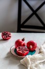 Granatapfelkerne und roter Granat auf einem Holztisch — Stockfoto