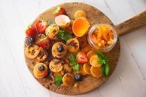 Minipancakes avec sirop, fraises, bleuets, orange confite et chocolat — Photo de stock