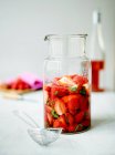 Erdbeer- und Holunderpunsch — Stockfoto