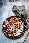 Satte Spieße mit Erdnusssoße und Rotkohlsalat nach thailändischer Art — Stockfoto