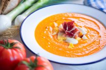 Традиционный испанский сальморехо - суп из холодных помидоров с вареным яйцом, ветчиной иберико и оливковым маслом — стоковое фото