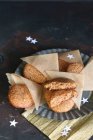 Pan de jengibre hecho en casa en bolsillos de pergamino en un plato de estaño, esparcido con estrellas (sin gluten) - foto de stock