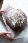 Pane appena sfornato e torta al cioccolato — Foto stock