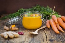 Морковь и куркума с имбирем и чили — стоковое фото