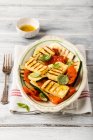 Salade halloumi grillée aux courgettes, poivrons, tomates et basilic — Photo de stock