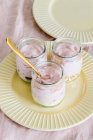 Вишневий йогурт з гранолою та агавським сиропом у скляних банках — стокове фото