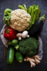 Caja de verduras frescas - coliflor, brócoli, apio, calabacín, berenjena, setas y pimiento rojo - foto de stock