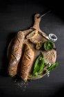 Дикий часниковий хліб з песто — стокове фото