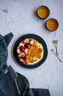 Tarte au yaourt aux fruits de la passion aux fraises — Photo de stock