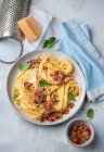 Спагетти с песто трапезой — стоковое фото