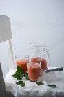 Smoothies à la rhubarbe et aux fraises à la menthe fraîche — Photo de stock