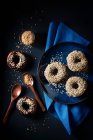 Пончики с шоколадной глазурью и вафельными крошками — стоковое фото