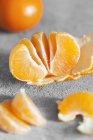 Segmentos de mandarina en un tazón - foto de stock
