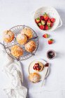 Cônes classiques à la crème et confiture de fraises — Photo de stock