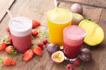 Três smoothies de frutas diferentes — Fotografia de Stock