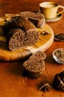 Pan trenzado brioche chocolate con semillas de lino - foto de stock