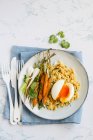 Cous cous con huevos y zanahorias - foto de stock