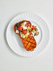 Fresco e saboroso peito de frango grelhado e vegetal no fundo branco — Fotografia de Stock