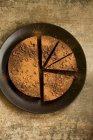 Крупный план вкусного веганского шоколада и орехового пирога — стоковое фото