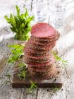 Uma pilha de fatias de salame de pimenta — Fotografia de Stock